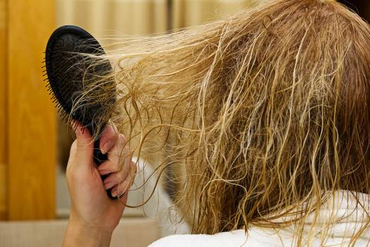 Scab hair: o que é, causas e como tratar os fios comprometidos