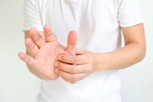 Tendinite no polegar: conheça as causas e tratamentos