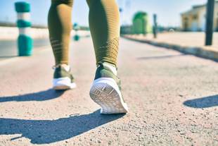 Andar de costas pode diminuir a dor nos joelhos, sugere estudo