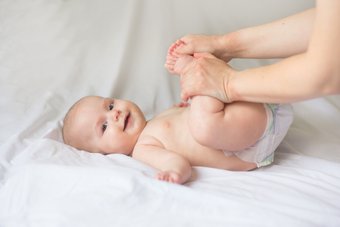 Como aliviar os gases do bebê? Veja técnicas manuais eficazes