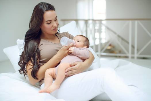 Engasgos do bebê durante a amamentação: cuidados e riscos