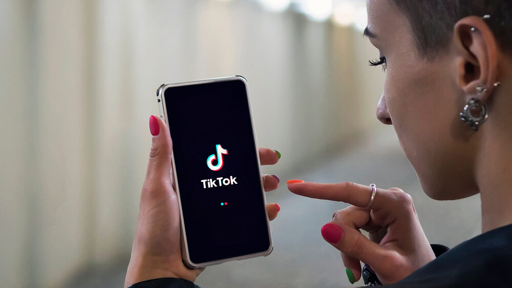jovens consultam o tiktok