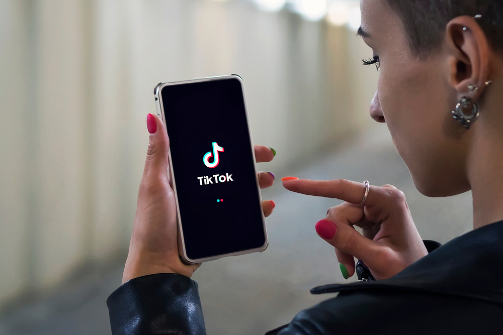 Jovens consultam o TikTok antes de recorrer a médico, aponta pesquisa