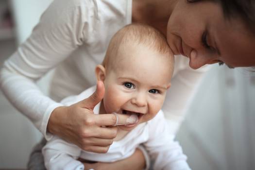 Primeiros dentes do bebê: Truques que ajudam a amenizar o incômodo