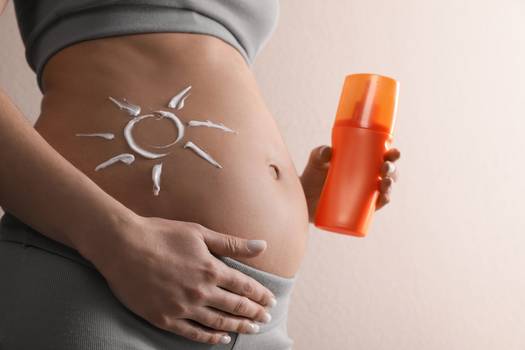 Protetor solar na gravidez: principais cuidados e riscos