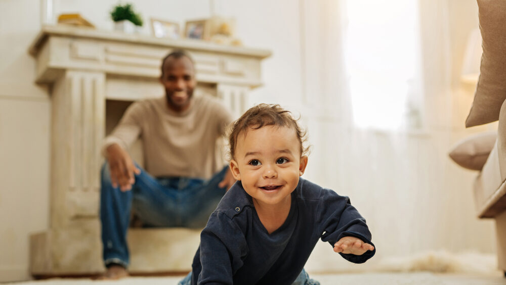 quando o bebê começa a engatinhar