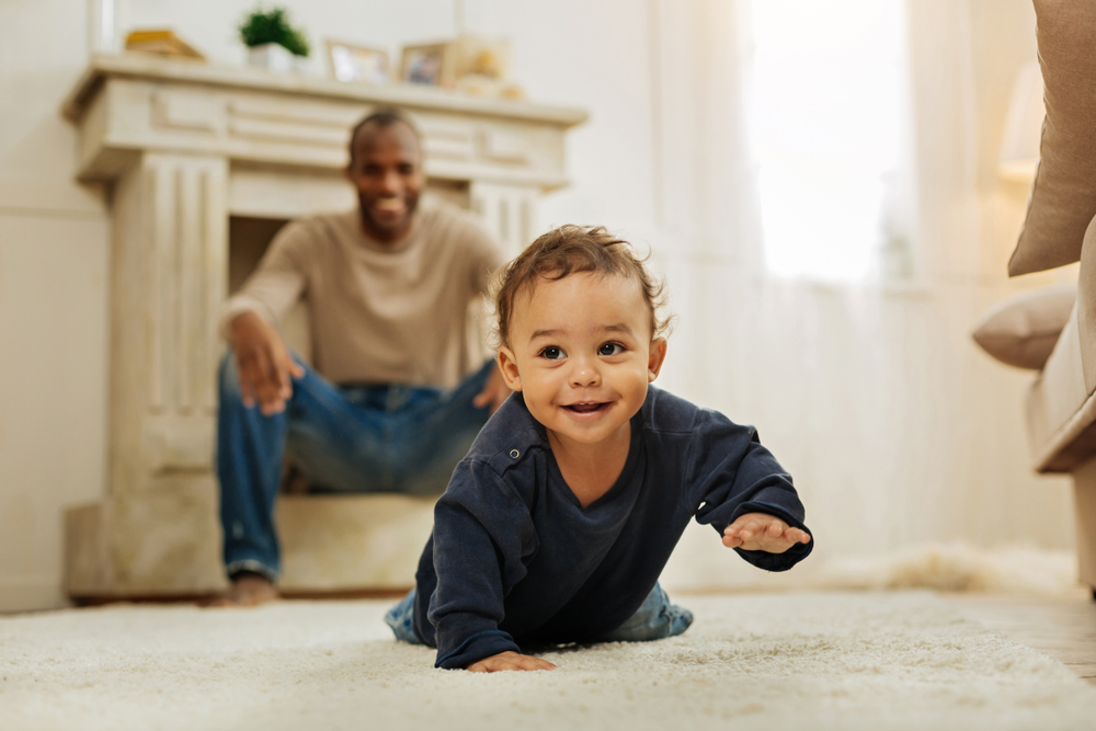 Quando o bebê começa a engatinhar? Veja como estimulá-lo