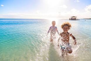 Brincar no mar na infância melhora saúde mental na idade adulta