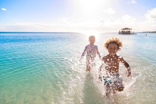 Brincar no mar na infância melhora saúde mental na idade adulta