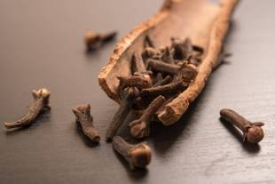 Chá de cravo-da-índia emagrece? Conheça a bebida