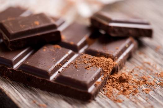 Chocolate amargo faz bem? Estudo aponta presença de metais pesados