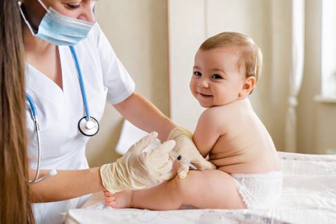 Vacinação de prematuros: o que muda no calendário deles?