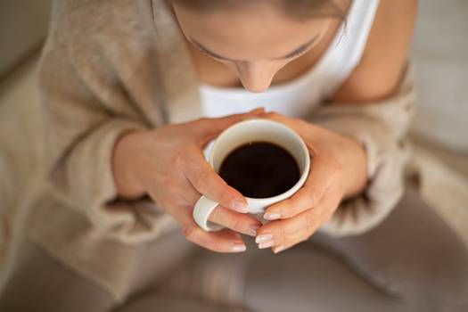 Beber de 2 a 3 xícaras de café por dia reduz risco de doenças cardiovasculares