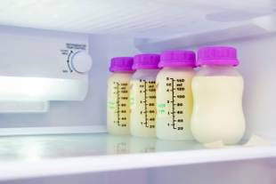 Modelo viraliza ao beber leite materno. Há benefícios?
