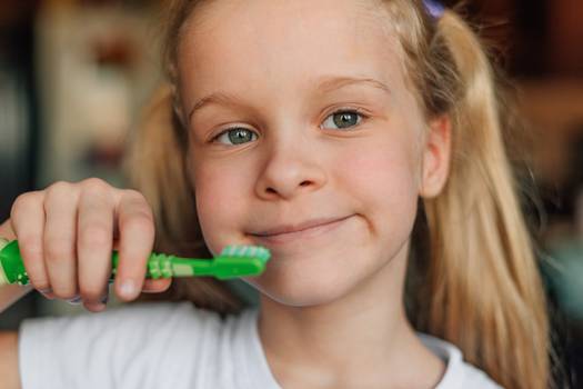 Cáries na infância: açúcar e fim do aleitamento antes do tempo favorecem condição