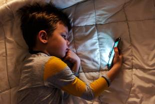 Uso de celular para acalmar as crianças pode ser prejudicial aos pequenos