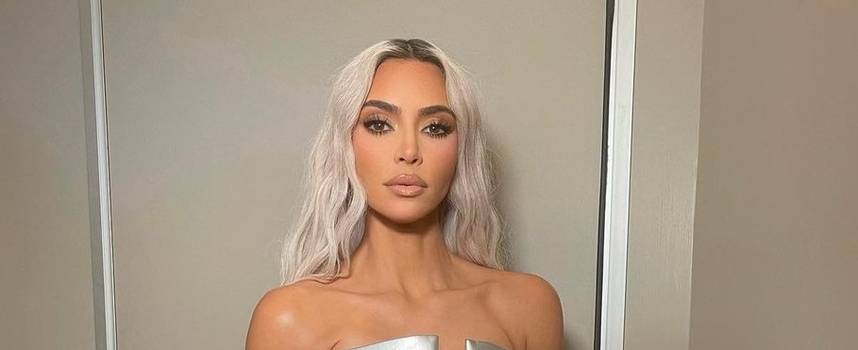 Chá de carvão para emagrecer: hábito de Kim Kardashian é arriscado