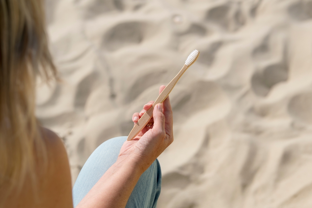 Dentes e gengivas precisam de cuidados redobrados no verão. Entenda