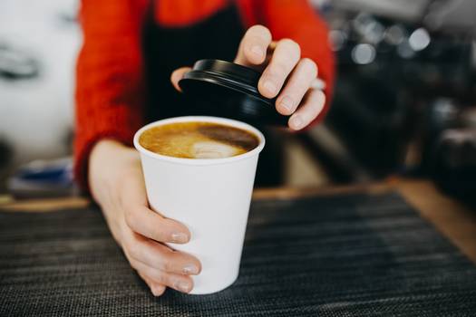 Duas xícaras de café aumentam o risco de problemas cardiovasculares em hipertensos