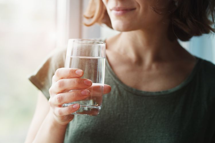 Hidratação pode ajudar a retardar o envelhecimento precoce, afirma estudo