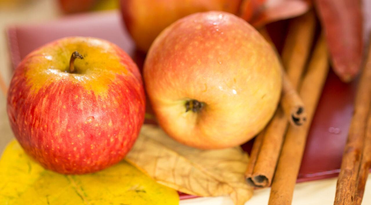 Maçã com canela emagrece? Confira benefícios da combinação
