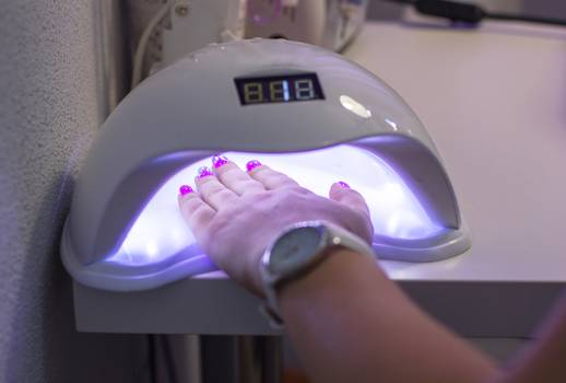 Máquina de secar esmalte pode danificar células da mão, diz estudo