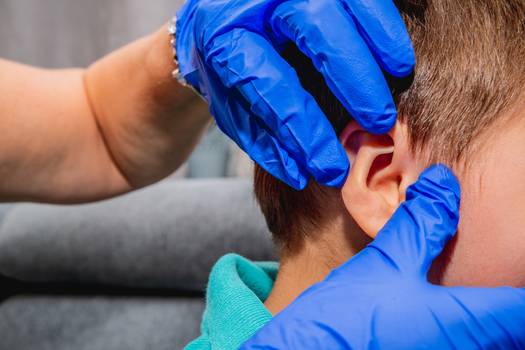 Otite de verão: o que é e como proteger os ouvidos da condição