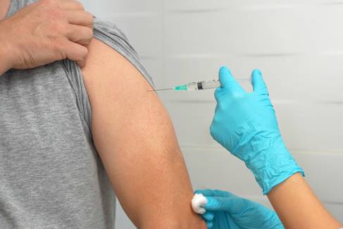 Quarta dose da vacina é o que protege contra a Covid longa, diz estudo