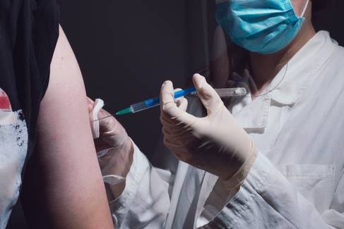 Vacina anual contra Covid poderá iniciar em abril para grupos de risco