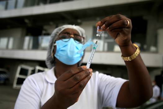 Vacina bivalente estará disponível à população em fevereiro, prevê Saúde