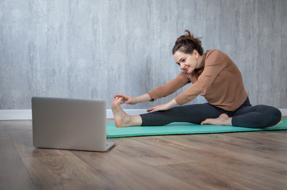 Yoga para dormir melhor em 2024  Exercícios de yoga, Exercícios de ioga,  Rotinas de exercícios