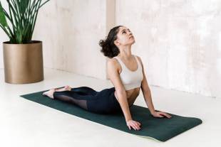 Yoga para barriga inchada: veja posturas que aliviam o desconforto