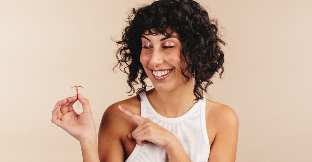 É seguro usar DIU e coletor menstrual? Especialista explica 