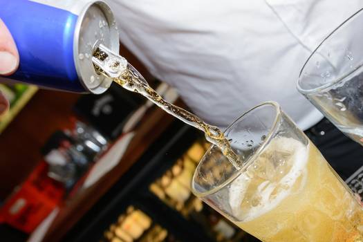 Energético no carnaval: excesso da bebida pode trazer riscos à saúde