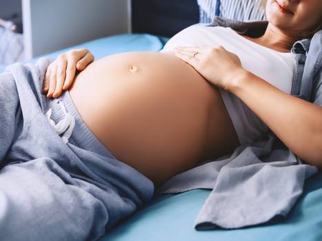 Mulher viraliza no TikTok ao “murchar” a barriga de grávida