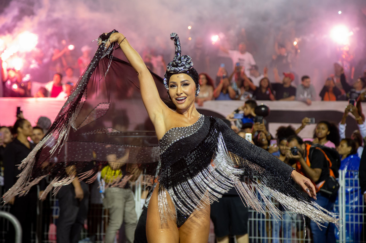 Sabrina Sato mostra marmita que levou para o Carnaval