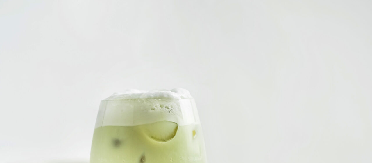 Matchá latte gelado