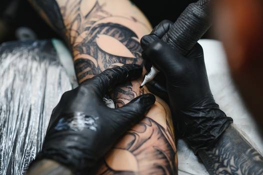 Pomada anestésica para tatuagem pode matar, como o caso no PR?