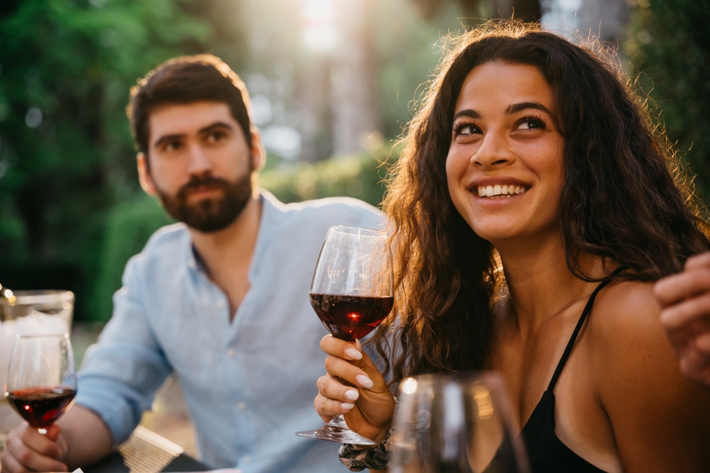 Uma taça de vinho por dia melhora funcionamento do intestino