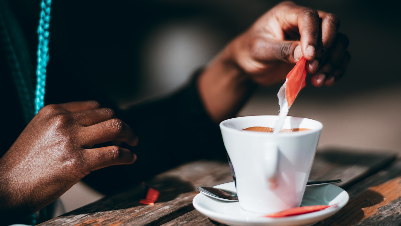 Fred Nicácio enche café de açúcar. Como tomar sem adoçar?