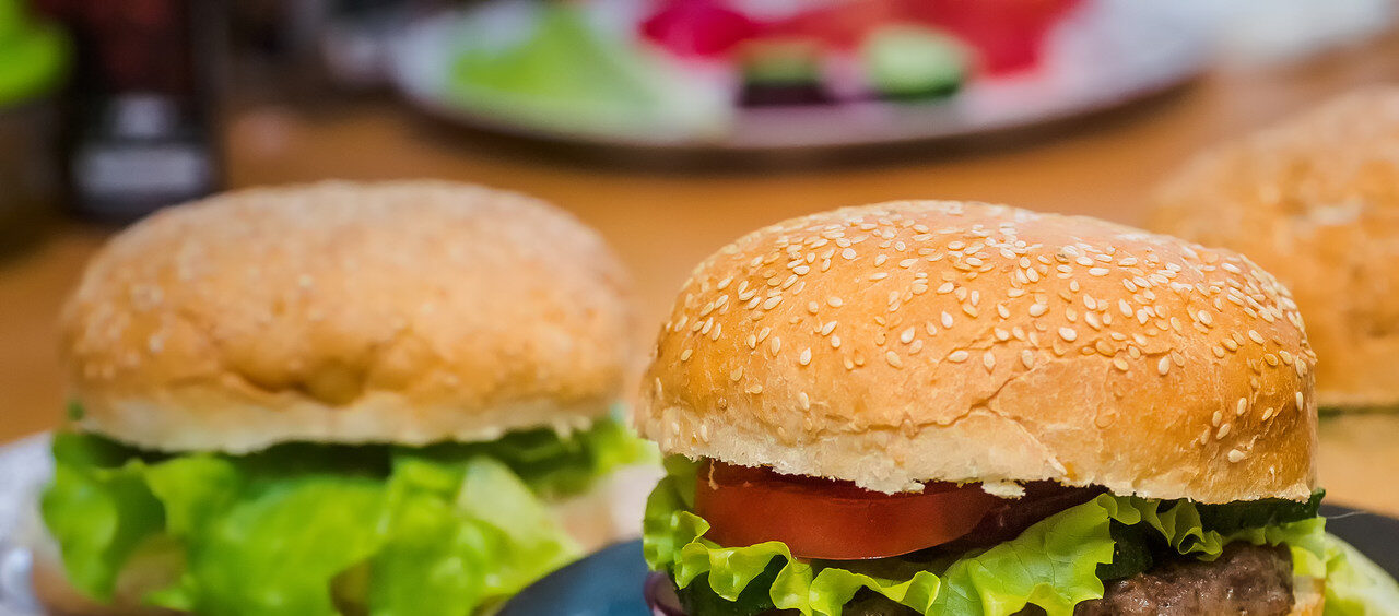 hambúrguer bovino ou vegetal