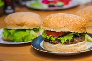 Hambúrguer bovino ou vegetal: qual deles é mais saudável?