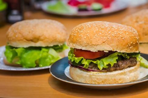 Hambúrguer bovino ou vegetal: qual deles é mais saudável?