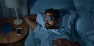 Dormir de máscara pode melhorar a qualidade do sono, diz estudo