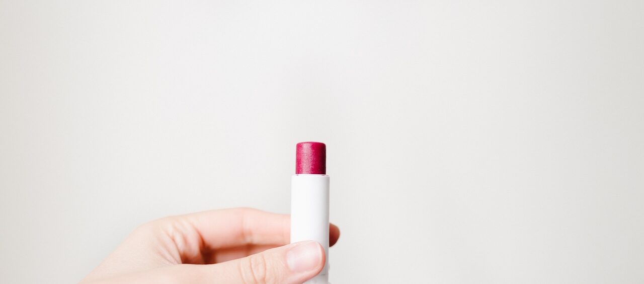 protetor labial nas pálpebras