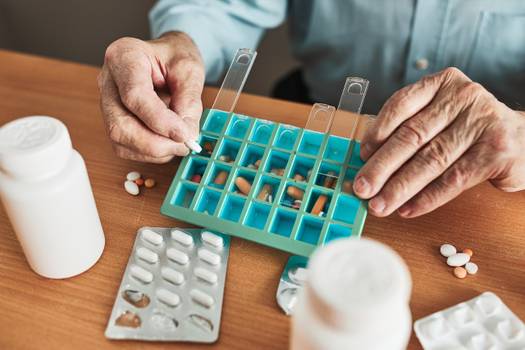 Médicos debatem redução de uso de remédios em idosos