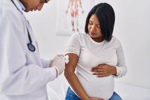 Vacina bivalente para grávidas e puérperas começa a ser aplicada em SP