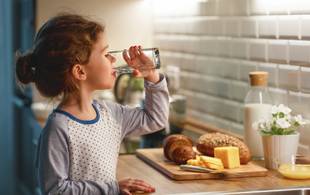 Seu filho não gosta de beber água? Confira dicas para incentivar a prática 