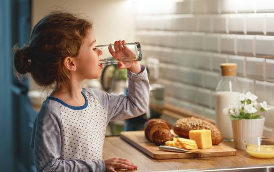 Seu filho não gosta de beber água? Confira dicas para incentivar a prática 