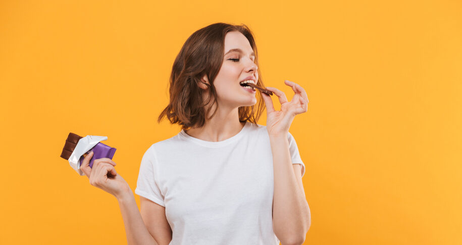 Chocolate dá mesmo espinha? O que a ciência diz sobre o assunto controverso
